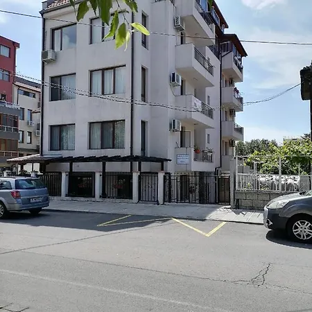 Apartmán White Home-apartament *