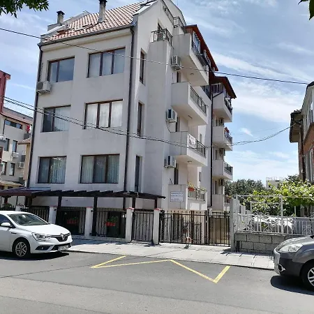 Apartmán White Home-apartament *